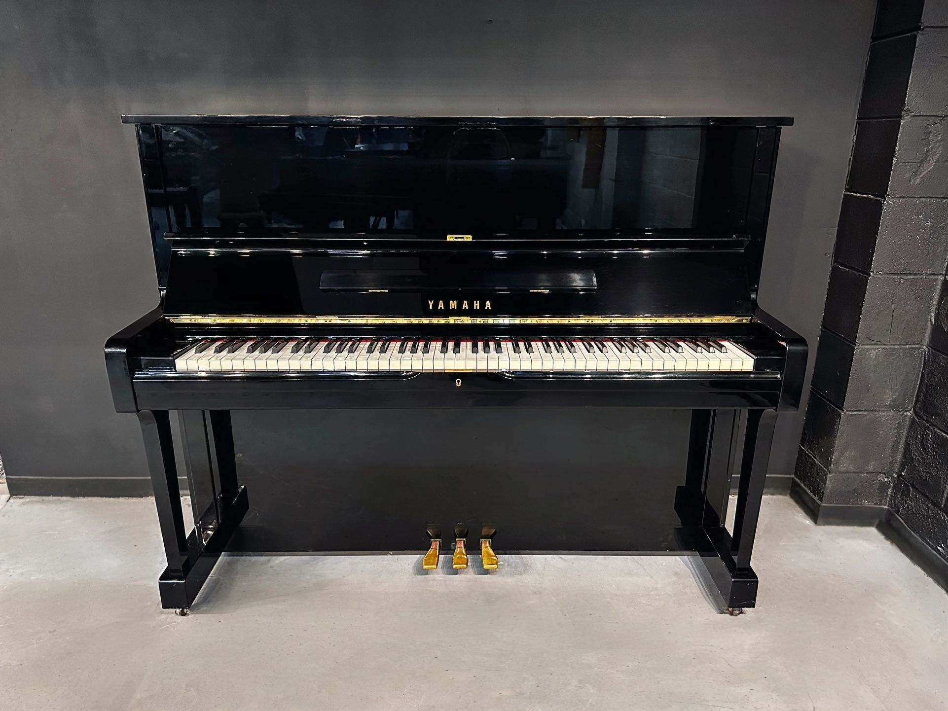 Yamaha Model U1 48” Ebony Gloss Upright Piano