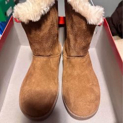 women's fur-lined boots Size 6
