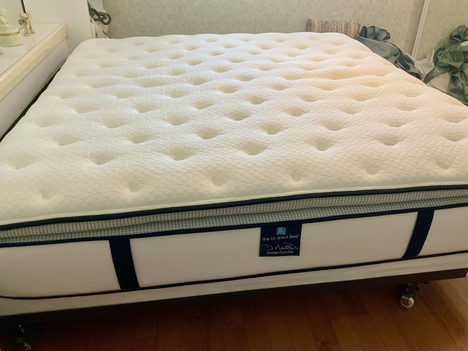 King Size Pillow Top Mattress Set Wit Box Springs Ecxellent Always Covered With Mattress Pads 2 Of Them No Pets No Smoking Changing To Split King