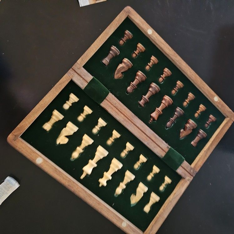 Brand New Wood Magnetic Travel Chess Set