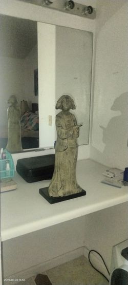 Selling a statue