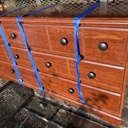 6 Drawer dresser with Mirror in Great Condition 