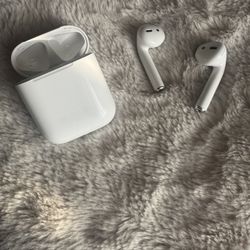 LIKE NEW/ Apple AirPods 2nd Generation 