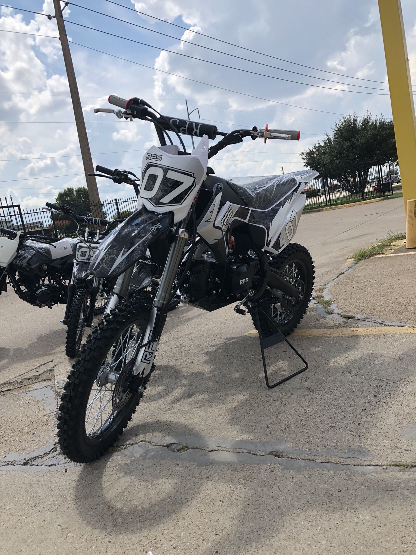 RPS 125cc dirt bike with full size tire