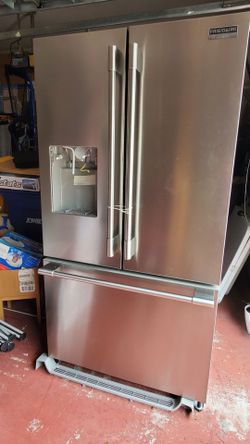 Frigidaire Professional Refrigerator *FOR PARTS NOT WORKING*