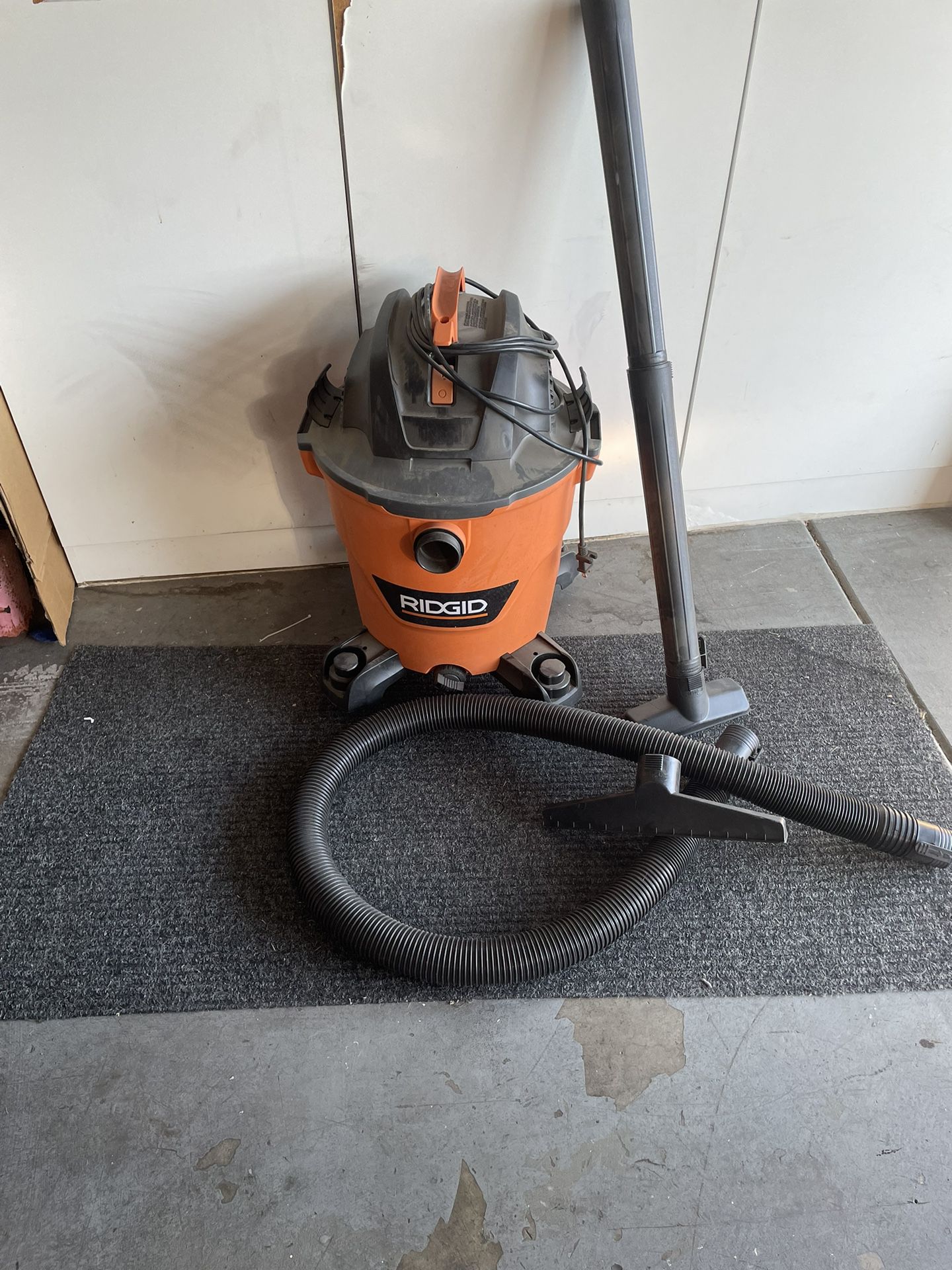 Large Ridged Wet/Dry Vacuum With Attachments 