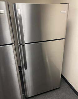 Frigidaire Top Freezer Fridge – Stainless, clean inside