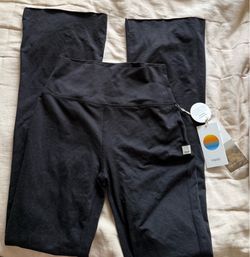 Vuori halo slim flare pants small