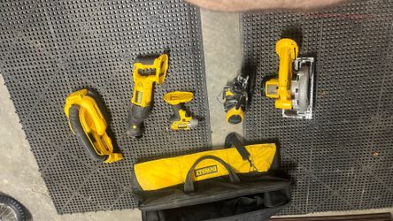 5combo dewalt tools with carry bag