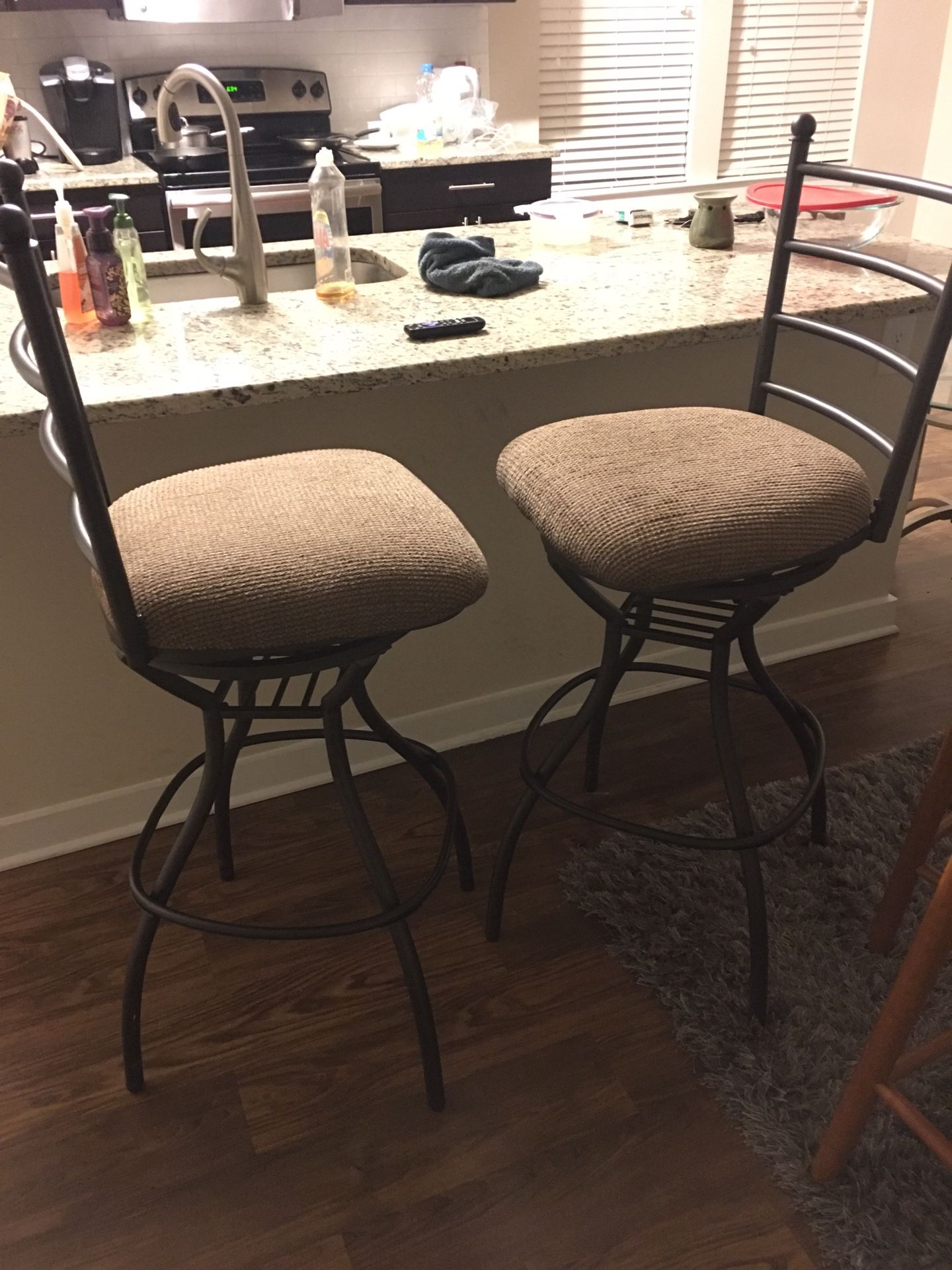 Excellent condition kitchen/ bar chairs. Very comfortable