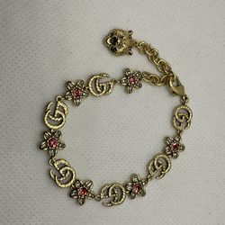 BEAUTIFUL  Authentic Gucci Gold Tone bracelet w/ Pink Floral Inclusion
