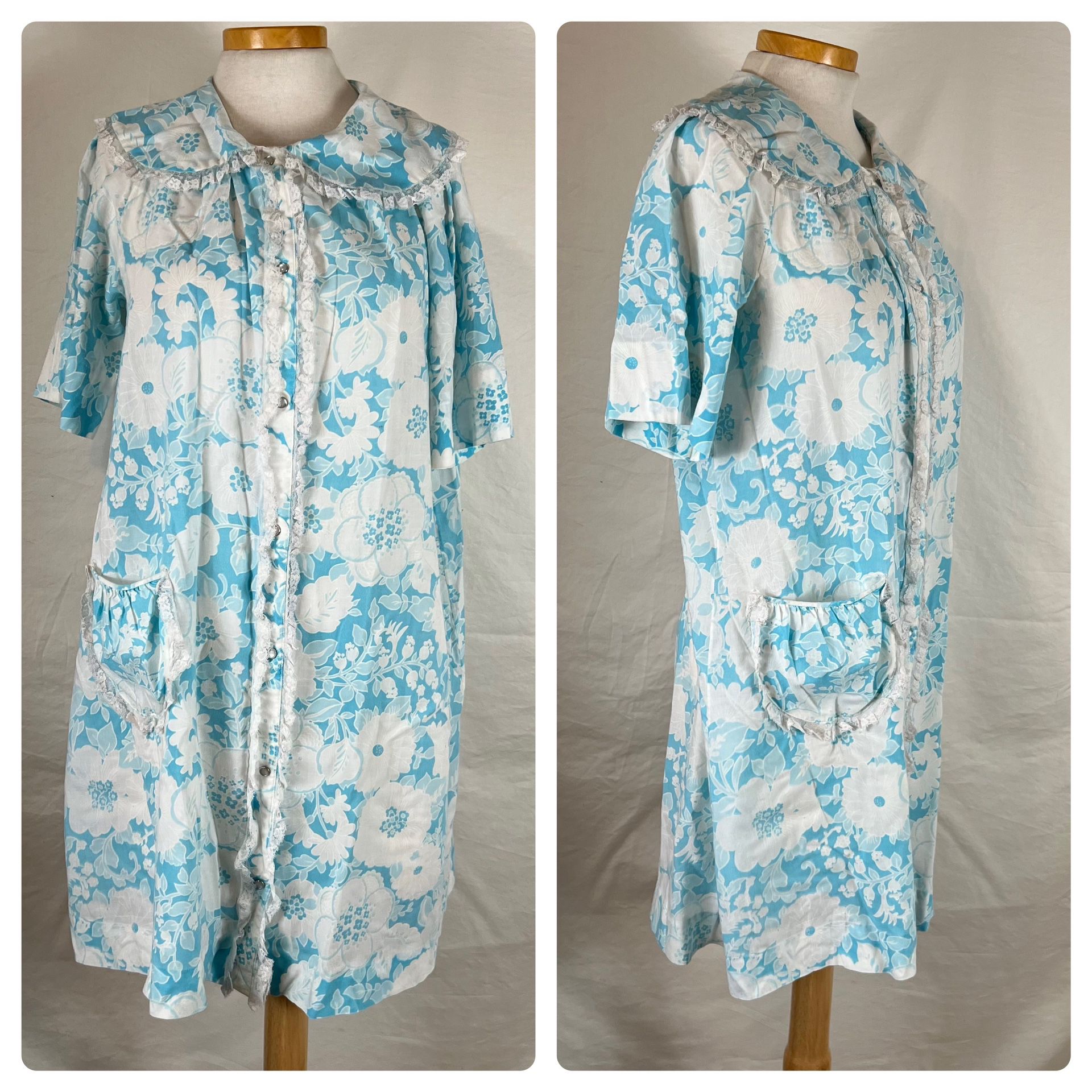 Vintage 70s Blue Floral Miss Elaine Cotton House Dress Robe Snap Front Ruffle M