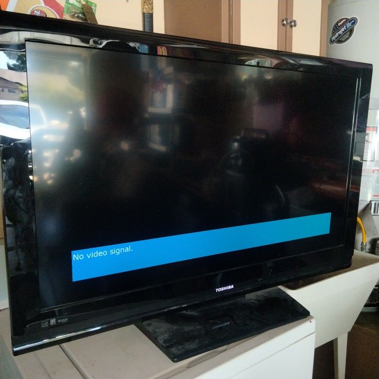 38" Insignia Tv With Stand
