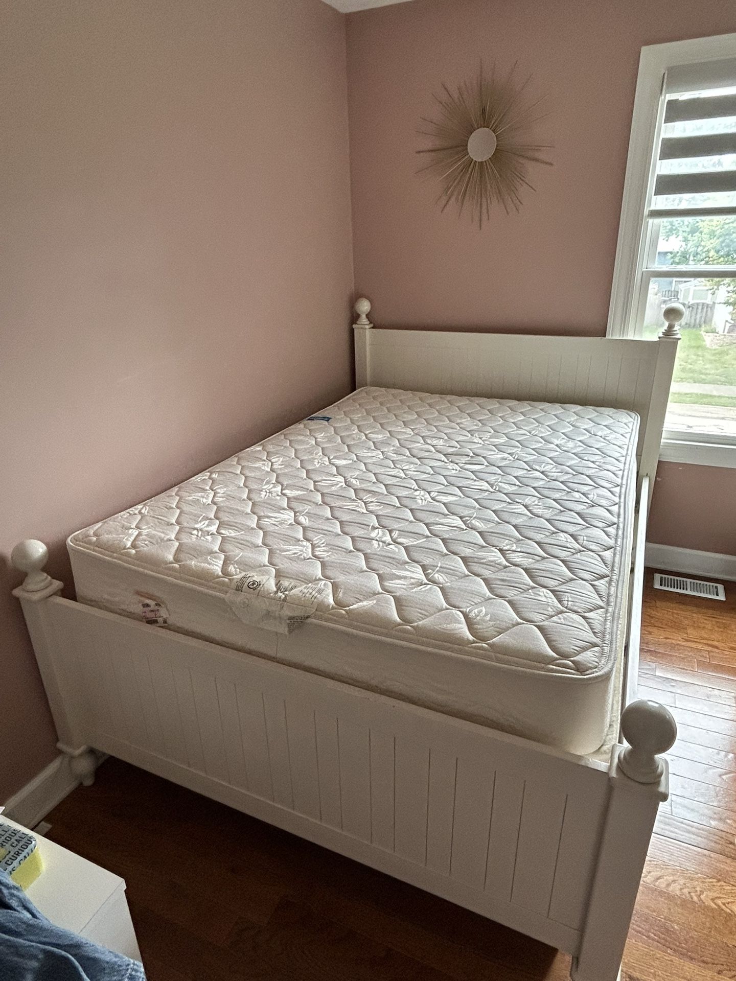 Full Simmons Hollydale mattress set with box spring