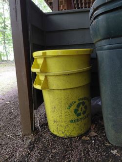 Recycle trash cans (2) with lids