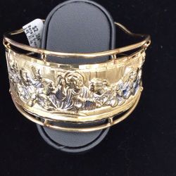 Woman’s Gold Bangle Bracelet 
