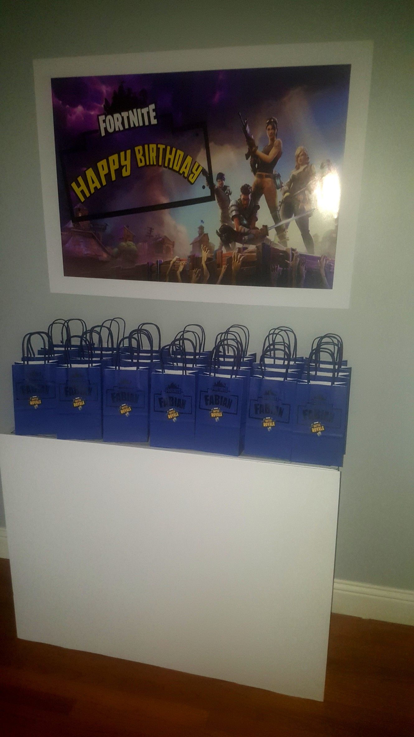 Fornite poster/sign for main table or backdrop & candy bags.Fornite bolsitas para dulces y poster para mesa principal.