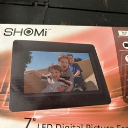 Shomi 7" LED Digital Picture Frame.   	•	It has a 7-inch screen with a 480x234 resolution and a 16:9 aspect ratio.  	•	It supports memory cards and US