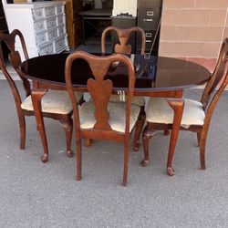 🎁DINNER TABLE AND 4 CHAIRS IN CHERRY WOOD  COLOR 🎁🎄
