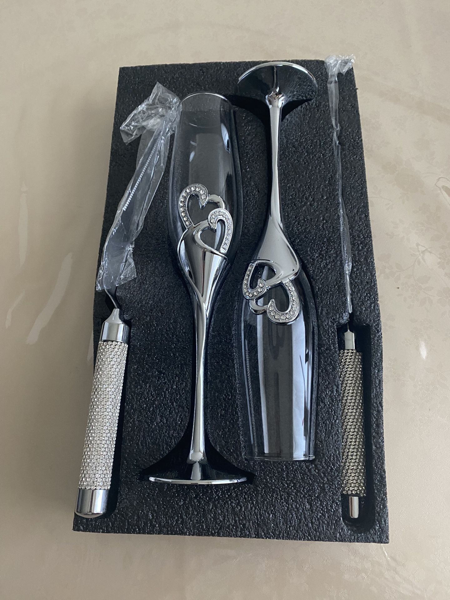 4 Piece Champagne Flutes and Cake Knife Server Set, Bride and Groom Toasting