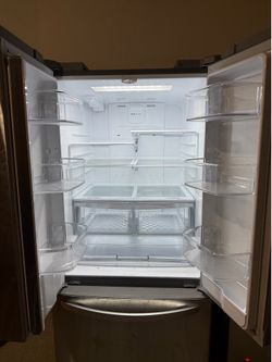 Refrigerator with bottom drawer freezer