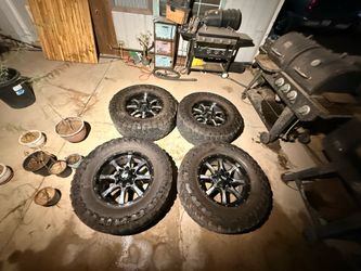 Moto metal 37’s dodge, Chevy, eight lug