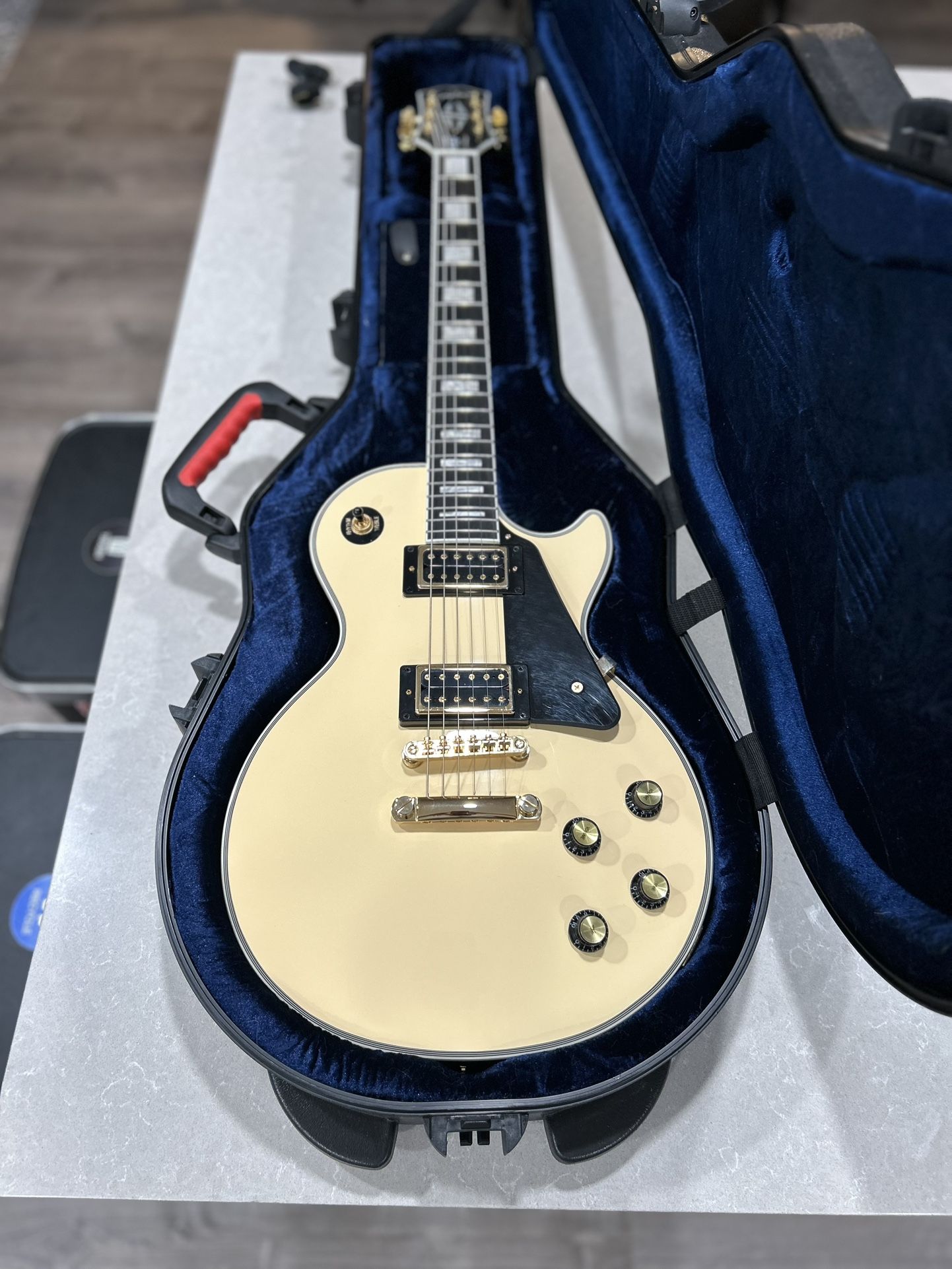 Les Paul Custom Pro Electric Guitar with travel case