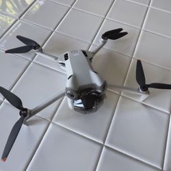 DJI Mini 4 Pro Fly More Combo