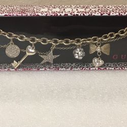 NWT GUESS Vintage  Bracelet Double chain and charms in Gold-tone with Rhinestones. Lenght 7 1/2" 