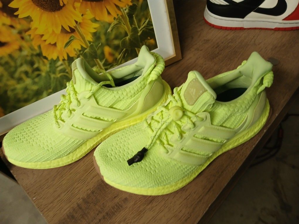 Brand New Adidas Size 6y/ 7.5 Women