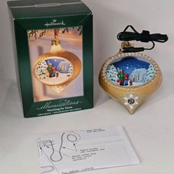 New Hallmark Ornament 2005 Illuminations Watching for Santa Lighted Glass 

Hallmark illuminations Ornament
2005 Handcrafted 
Watching for Santa Light