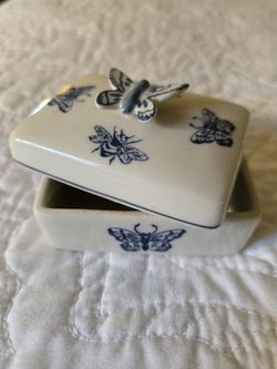 Jardin Blue trinket box featuring butterflies and bees design 