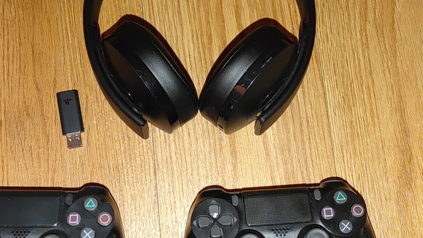 PS4 Headset & 2 Controller's READ BELOW BEFORE ACCEPTING OFFER.