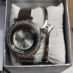 1236 Preowned ladies silver tone and stainless steel analog watch and bracelet combo works with new battery and gift box $35.00