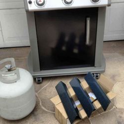 Weber Grill - Propane Tank - New Cover - New Heat sheilds - Clean - works Great 👍3 Burner