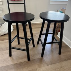 2 24in Black Barstools 