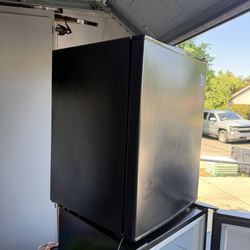 Mini fridge 