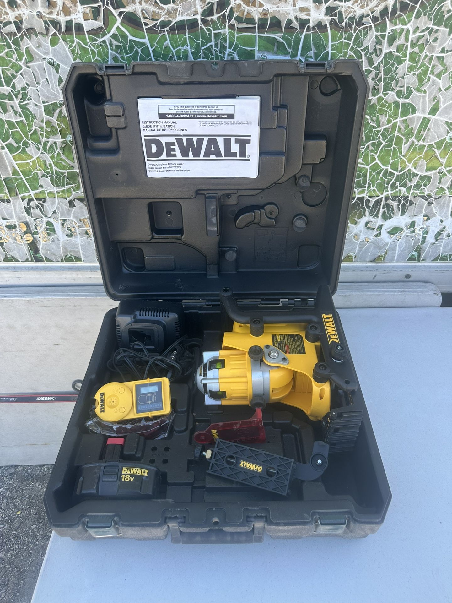 DeWalt DW073 Cordless 18volt Rotary Level W/Tripod 