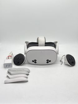 Meta Quest 3S All-In-One Standalone Virtual Reality Headset 128GB w/ Controllers & Charger