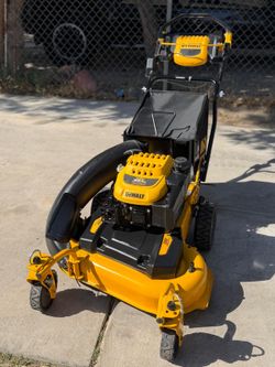 DEWALT
28 in. 224cc E-GOV Engine 3-in-1 Gas RWD Self-Propelled Lawn Mower with High Rear Wheels