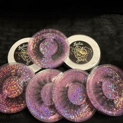 Hey Ladies need some lashes but the beauty supply is closed come see me