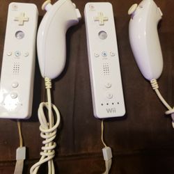 2 Nintendo Wii Controllers  And 2 Nintendo Wii Nunchucks  Excellent Condition 