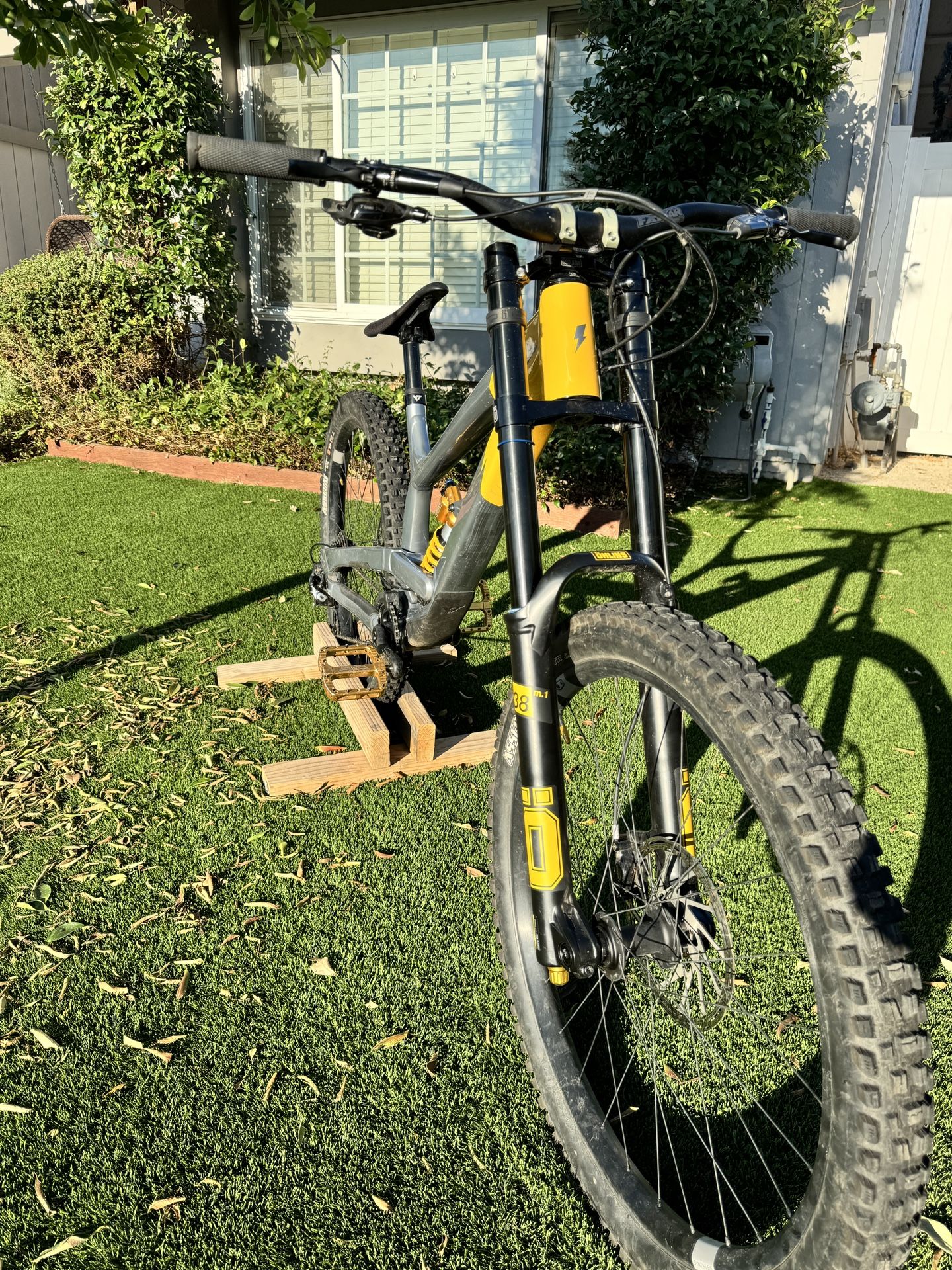YT Tues Uncaged 11 - Öhlins Edition XL