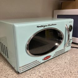 Nostalgia Electrics Retrowave Microwave