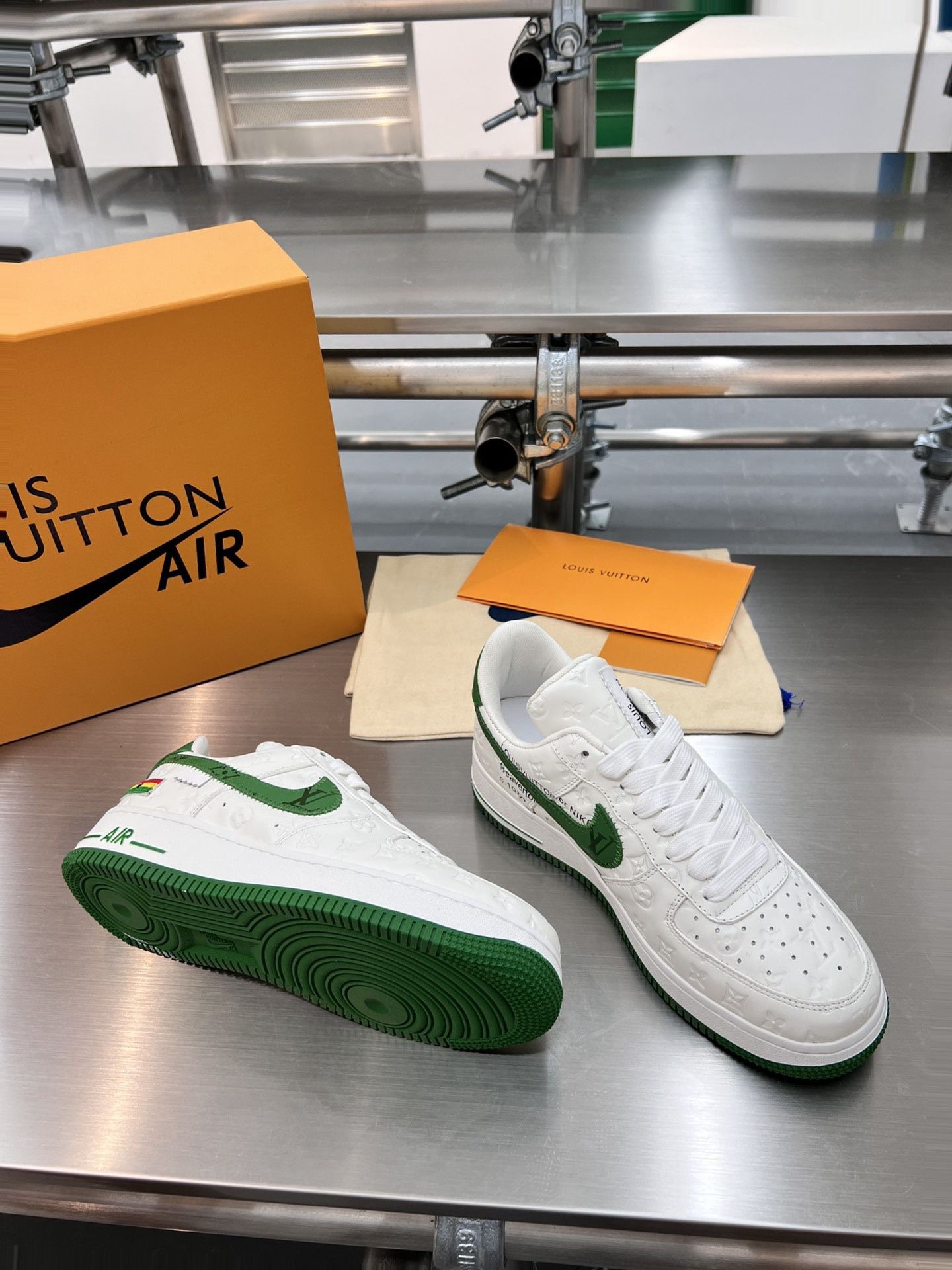 Louis Vuitton Nike Air Force 1 146 