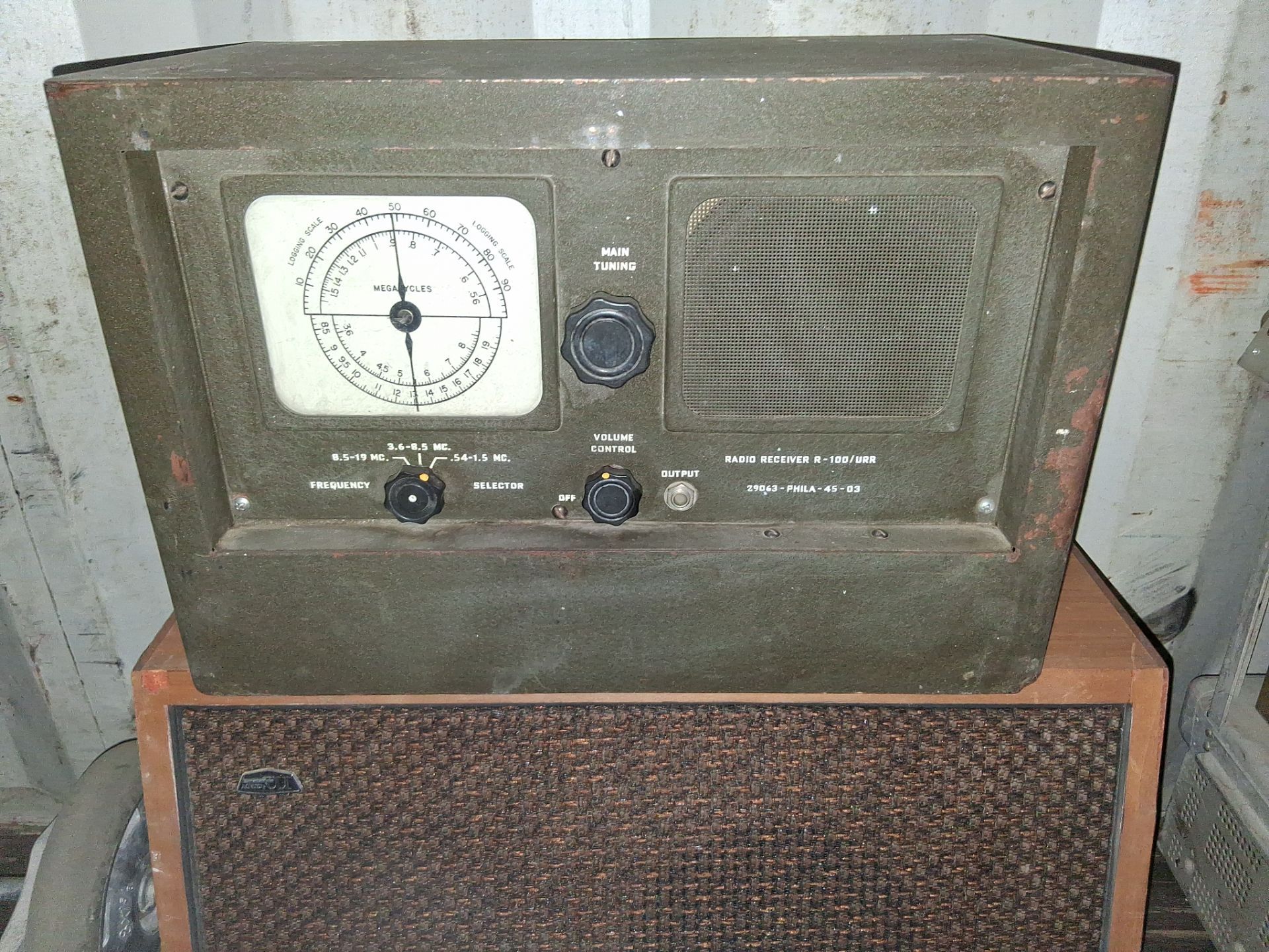 Old ass vintage radio