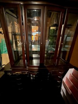 Free kitchen/living Room Cabinet Large! FREE Today or Tomorrow  GRATIS — Solo hoy o mañana antes de las 6 p. m.