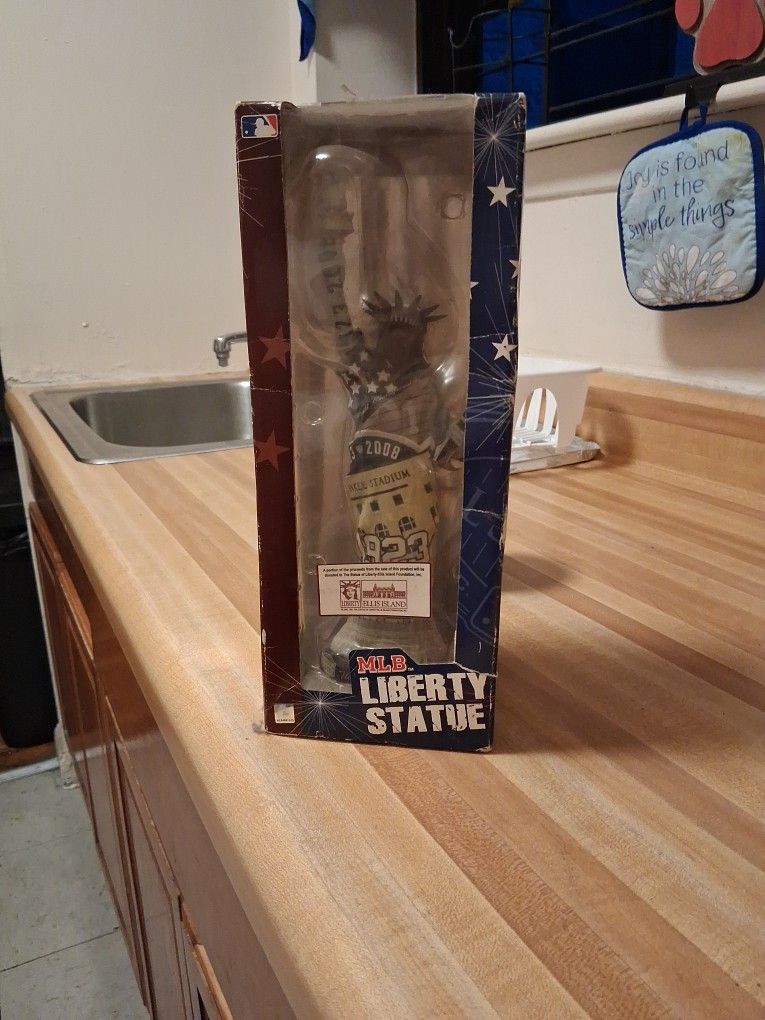 MLB Liberty Statue NY Yankees 