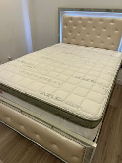 Queen size mattress and bed frame 😍
