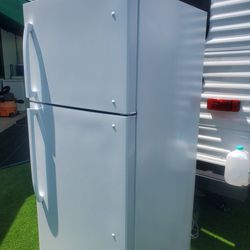 Insignia 18.1 Cu. Ft. Top Freezer Refrigerator White

